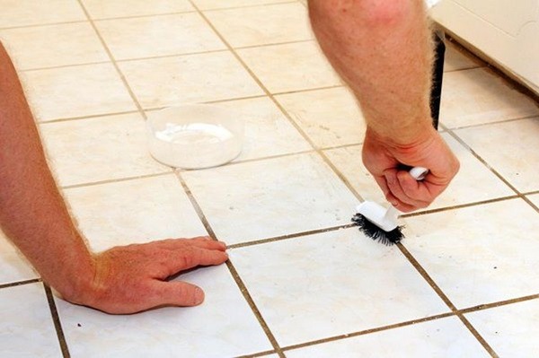 Nên tẩy nền gạch bị ố vàng ở từng khu vực cụ thể