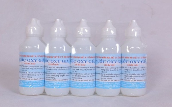 Cách làm sạch rêu ở sàn bê tông ít tốn kém bằng oxy già