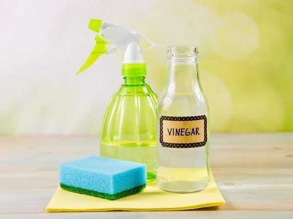 Sử dụng cách tẩy trắng nền gạch bằng giấm